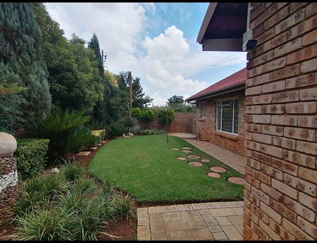 3 BEDROOM FREEHOLD FOR SALE IN MEIRINGSPARK